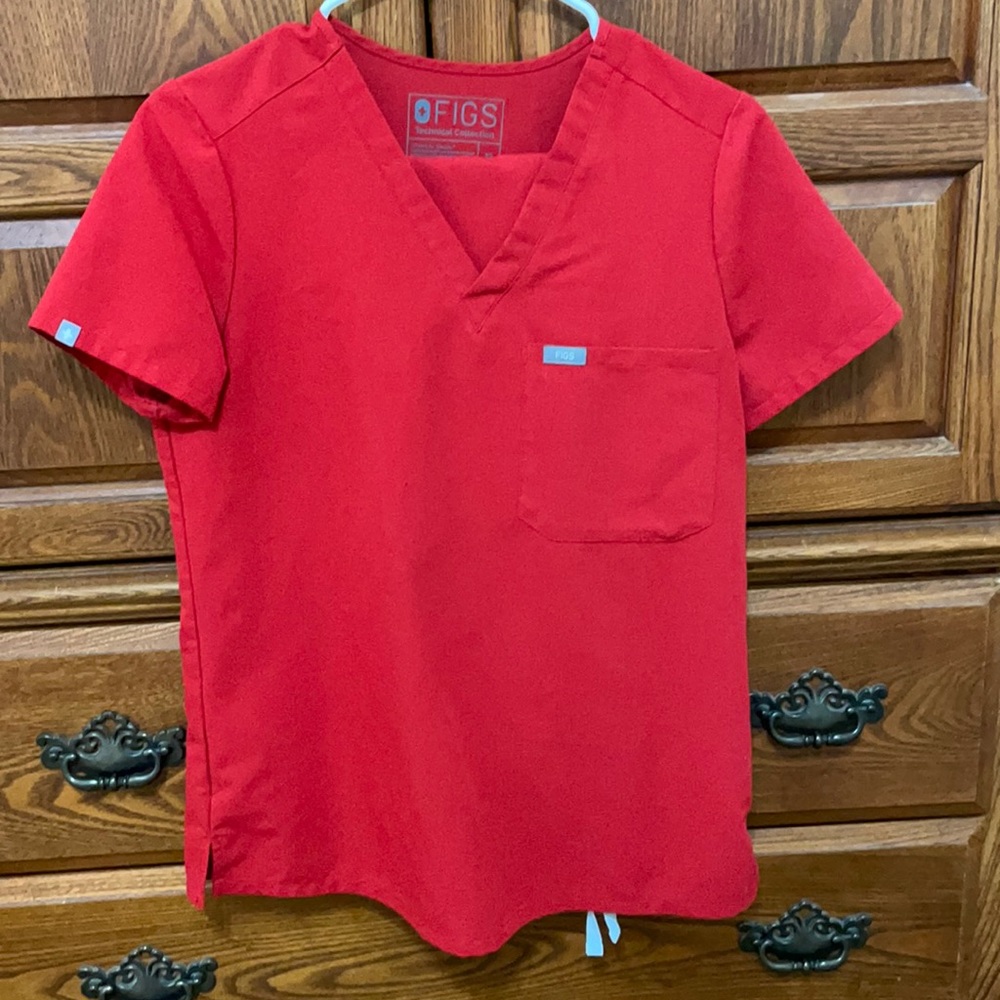 Figs Catarina Top in Winning Red